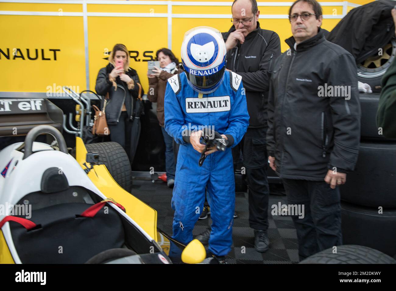Der GIP Grand Prix de France hat seine Koppel für ein Wochenende in Nizza aufgestellt! Alain Prost, vierfacher F1-Weltmeister Alain Prost, hat seinen Anzug für eine neue Fahrt auf der Promenade des Anglais am Steuer seiner historischen F1: Der RE40 (1983) angezogen. An seiner Seite steht Nico Hulkenberg, offizieller Fahrer des Renault Sport Formula One Teams in einem Renault F1. | Le GIP Grand Prix de France A installé ses paddocks à Nice le temps d'un Wochenende ! Alain Prost, Quadruple Champion du Monde de de F1 A enfilé sa combinaison pour une Session de Roulage inédite sur la Promenade des Anglais au volan Stockfoto
