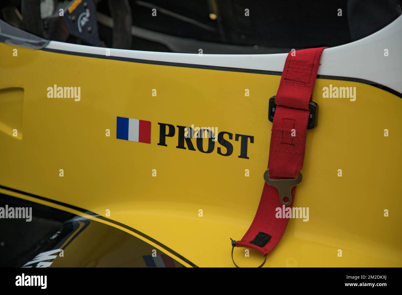 Der GIP Grand Prix de France hat seine Koppel für ein Wochenende in Nizza aufgestellt! Alain Prost, vierfacher F1-Weltmeister Alain Prost, hat seinen Anzug für eine neue Fahrt auf der Promenade des Anglais am Steuer seiner historischen F1: Der RE40 (1983) angezogen. An seiner Seite steht Nico Hulkenberg, offizieller Fahrer des Renault Sport Formula One Teams in einem Renault F1. | Le GIP Grand Prix de France A installé ses paddocks à Nice le temps d'un Wochenende ! Alain Prost, Quadruple Champion du Monde de de F1 A enfilé sa combinaison pour une Session de Roulage inédite sur la Promenade des Anglais au volan Stockfoto