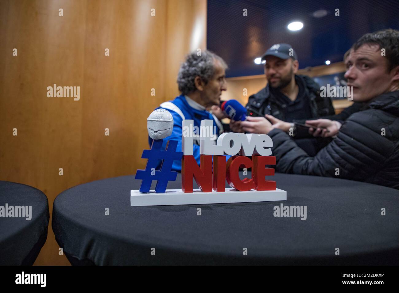 Der GIP Grand Prix de France hat seine Koppel für ein Wochenende in Nizza aufgestellt! Alain Prost, vierfacher F1-Weltmeister Alain Prost, hat seinen Anzug für eine neue Fahrt auf der Promenade des Anglais am Steuer seiner historischen F1: Der RE40 (1983) angezogen. An seiner Seite steht Nico Hulkenberg, offizieller Fahrer des Renault Sport Formula One Teams in einem Renault F1. | Le GIP Grand Prix de France A installé ses paddocks à Nice le temps d'un Wochenende ! Alain Prost, Quadruple Champion du Monde de de F1 A enfilé sa combinaison pour une Session de Roulage inédite sur la Promenade des Anglais au volan Stockfoto