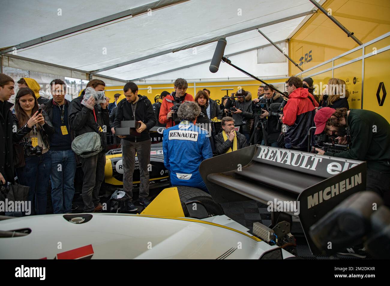 Der GIP Grand Prix de France hat seine Koppel für ein Wochenende in Nizza aufgestellt! Alain Prost, vierfacher F1-Weltmeister Alain Prost, hat seinen Anzug für eine neue Fahrt auf der Promenade des Anglais am Steuer seiner historischen F1: Der RE40 (1983) angezogen. An seiner Seite steht Nico Hulkenberg, offizieller Fahrer des Renault Sport Formula One Teams in einem Renault F1. | Le GIP Grand Prix de France A installé ses paddocks à Nice le temps d'un Wochenende ! Alain Prost, Quadruple Champion du Monde de de F1 A enfilé sa combinaison pour une Session de Roulage inédite sur la Promenade des Anglais au volan Stockfoto