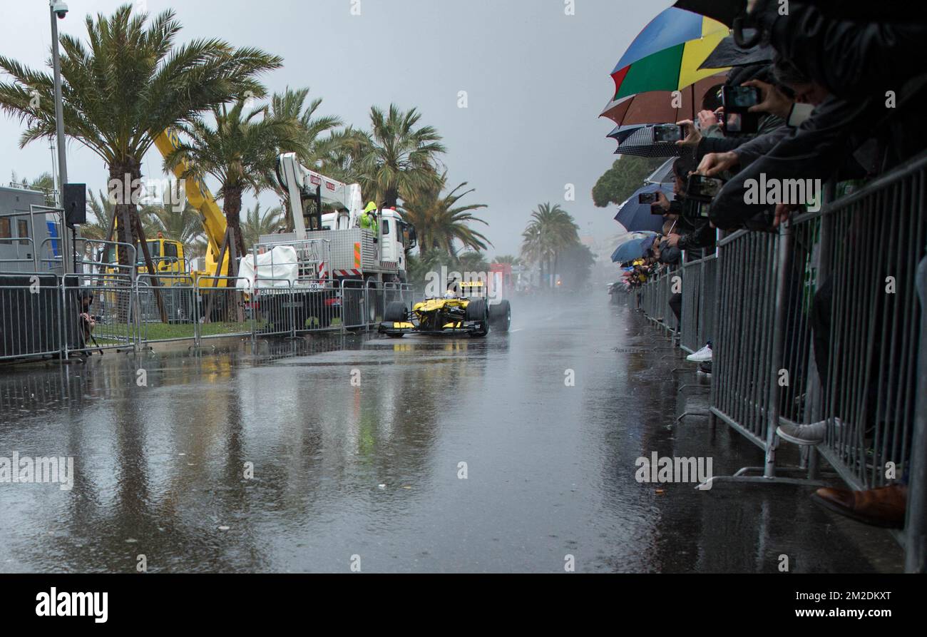 Der GIP Grand Prix de France hat seine Koppel für ein Wochenende in Nizza aufgestellt! Alain Prost, vierfacher F1-Weltmeister Alain Prost, hat seinen Anzug für eine neue Fahrt auf der Promenade des Anglais am Steuer seiner historischen F1: Der RE40 (1983) angezogen. An seiner Seite steht Nico Hulkenberg, offizieller Fahrer des Renault Sport Formula One Teams in einem Renault F1. | Le GIP Grand Prix de France A installé ses paddocks à Nice le temps d'un Wochenende ! Alain Prost, Quadruple Champion du Monde de de F1 A enfilé sa combinaison pour une Session de Roulage inédite sur la Promenade des Anglais au volan Stockfoto