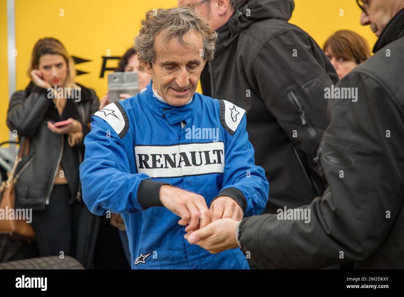 Der GIP Grand Prix de France hat seine Koppel für ein Wochenende in Nizza aufgestellt! Alain Prost, vierfacher F1-Weltmeister Alain Prost, hat seinen Anzug für eine neue Fahrt auf der Promenade des Anglais am Steuer seiner historischen F1: Der RE40 (1983) angezogen. An seiner Seite steht Nico Hulkenberg, offizieller Fahrer des Renault Sport Formula One Teams in einem Renault F1. | Le GIP Grand Prix de France A installé ses paddocks à Nice le temps d'un Wochenende ! Alain Prost, Quadruple Champion du Monde de de F1 A enfilé sa combinaison pour une Session de Roulage inédite sur la Promenade des Anglais au volan Stockfoto