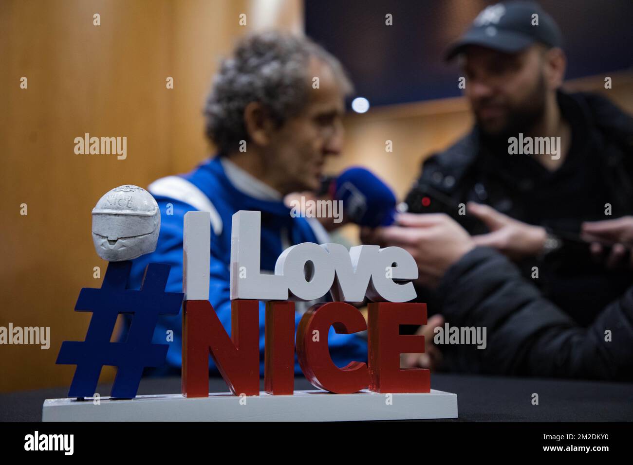 Der GIP Grand Prix de France hat seine Koppel für ein Wochenende in Nizza aufgestellt! Alain Prost, vierfacher F1-Weltmeister Alain Prost, hat seinen Anzug für eine neue Fahrt auf der Promenade des Anglais am Steuer seiner historischen F1: Der RE40 (1983) angezogen. An seiner Seite steht Nico Hulkenberg, offizieller Fahrer des Renault Sport Formula One Teams in einem Renault F1. | Le GIP Grand Prix de France A installé ses paddocks à Nice le temps d'un Wochenende ! Alain Prost, Quadruple Champion du Monde de de F1 A enfilé sa combinaison pour une Session de Roulage inédite sur la Promenade des Anglais au volan Stockfoto