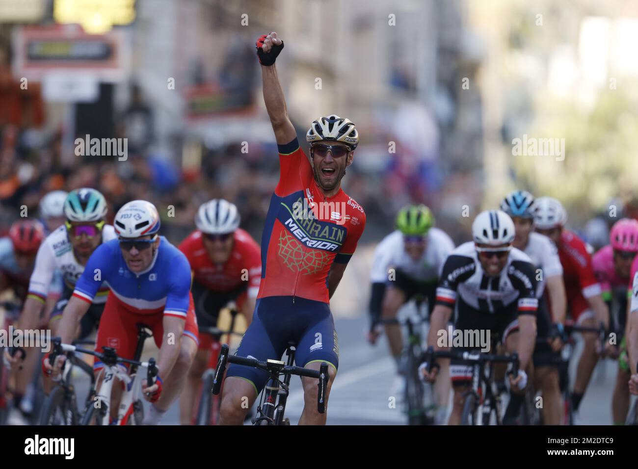 Der italienische Vincenzo Nibali von Bahrain-Merida feiert nach dem Gewinn der 109.. Ausgabe des eintägigen Radrennen „Milano-Sanremo“, 291 km von Mailand nach Sanremo, Italien, Samstag, 17. März 2018. BELGA FOTO YUZURU SUNADA Stockfoto
