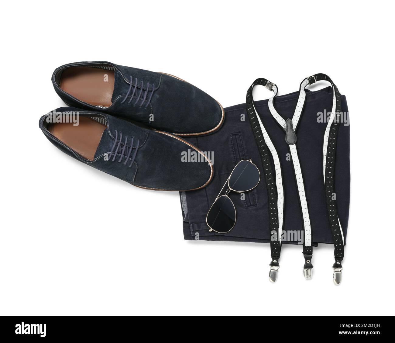 Männerhosen, -Schuhe, -Hosenträger und -Sonnenbrillen auf weißem Hintergrund Stockfoto