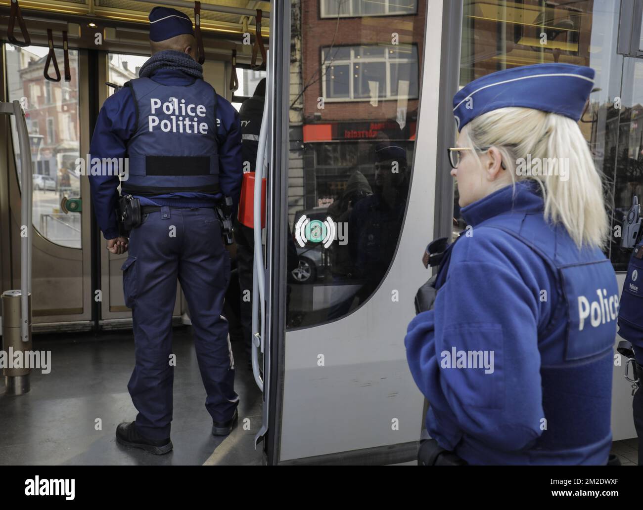 Abbildung zeigt einen Betrieb des FIPA (Full Integrated Police Action) im Brüsseler öffentlichen Verkehrsnetz STIB - MIVB, Montag, den 19. März 2018. BELGA FOTO THIERRY ROGE Stockfoto