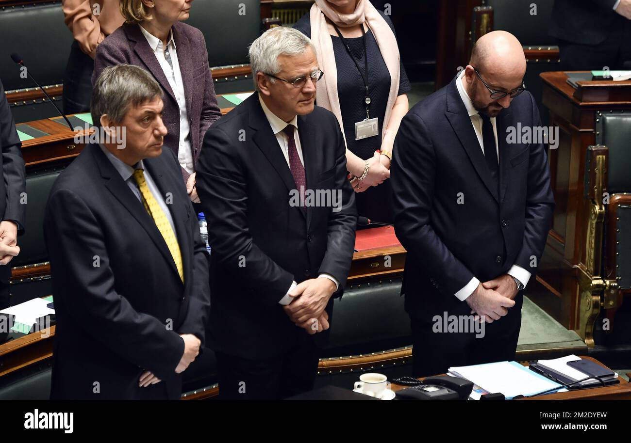 Der stellvertretende Ministerpräsident und Innenminister Jan Jambon, der stellvertretende Ministerpräsident und Minister für Beschäftigung, Wirtschaft und Verbraucherschutz Kris Peeters und der belgische Ministerpräsident Charles Michel halten vor einer Plenarsitzung der Kammer im bundesparlament am Donnerstag, den 22. März 2018 in Brüssel eine Schweigeminute ein. Die Sitzung beginnt eine Stunde früher, damit der Premierminister Fragen am F-16-Tor beantworten kann, bevor er zum europäischen Gipfel aufbricht. BELGA FOTO ERIC LALMAND Stockfoto