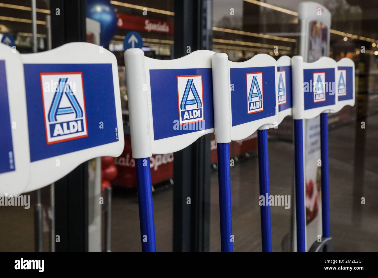 Abbildung zeigt das Aldi-Logo auf den Flaggen der Kinderwagen im neuen Pilotgeschäft (Pilootwinkel - Magasin Pilote) der Supermarktkette Aldi Belgium, in Diegem, Dienstag, 27. März 2018. BELGA FOTO THIERRY ROGE Stockfoto