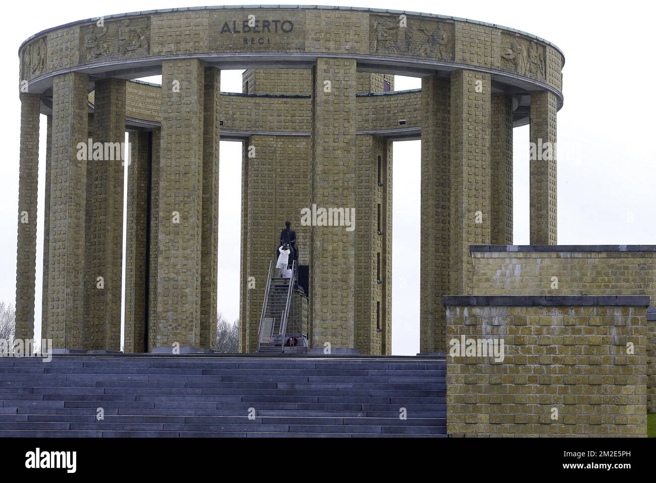 Abbildung zeigt die Aufführung der 9. Welle von Edith Dekyndt ein Kunstwerk der Ausstellung „Beaufort“, ein dreijähriges Kunstprojekt entlang der gesamten belgischen Küste, Sonntag, den 01. April 2018. BELGA FOTO NICOLAS MAETERLINCK Stockfoto