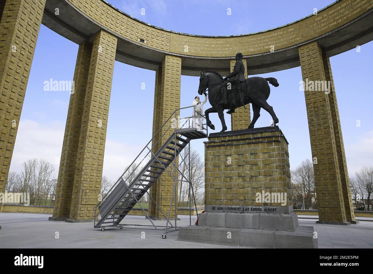Abbildung zeigt die Aufführung der 9. Welle von Edith Dekyndt ein Kunstwerk der Ausstellung „Beaufort“, ein dreijähriges Kunstprojekt entlang der gesamten belgischen Küste, Sonntag, den 01. April 2018. BELGA FOTO NICOLAS MAETERLINCK Stockfoto