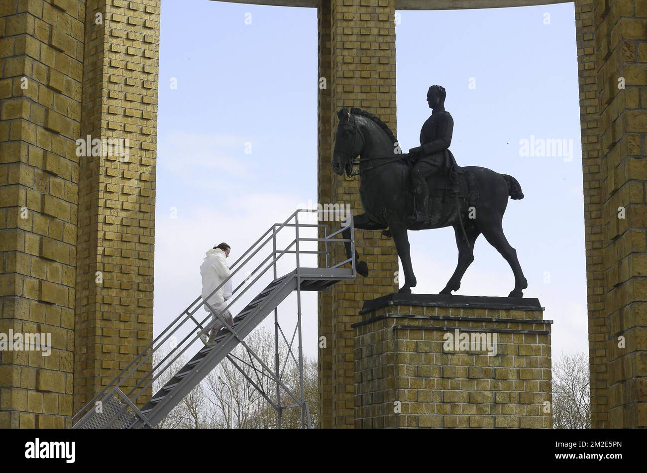 Abbildung zeigt die Aufführung der 9. Welle von Edith Dekyndt ein Kunstwerk der Ausstellung „Beaufort“, ein dreijähriges Kunstprojekt entlang der gesamten belgischen Küste, Sonntag, den 01. April 2018. BELGA FOTO NICOLAS MAETERLINCK Stockfoto