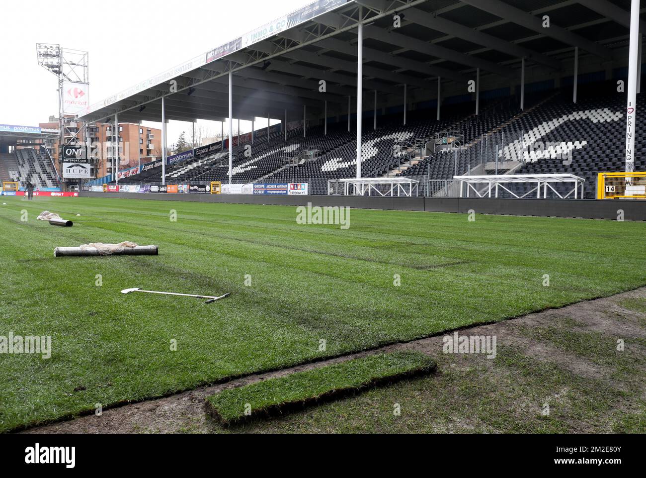 Die Abbildung zeigt die Installation einer neuen Grasschicht auf dem Spielfeld von Sporting Charleroi vor einer Pressekonferenz von Sporting Charleroi, vor dem Spiel Jupiler Pro League Play Off 1 gegen RSCA Anderlecht am Donnerstag, den 05. April 2018 in Charleroi. Das Spielfeld von Charleroi wird vor dem Spiel am Freitag geändert. BELGA PHOTO VIRGINIE LEFOUR Stockfoto