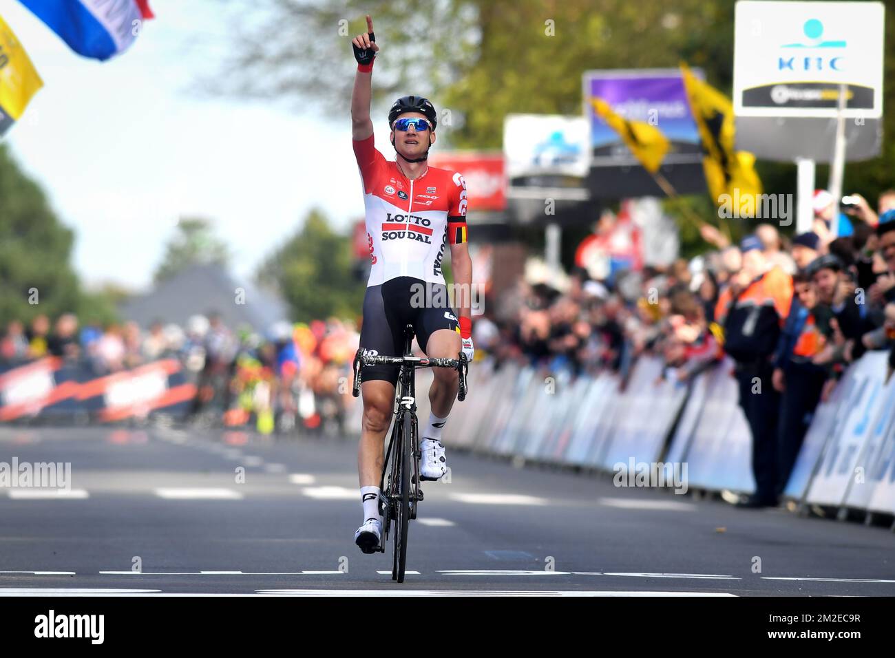 Der belgische Tim Wellens von Lotto Soudal zeigt in den Himmel, wenn er die Ziellinie überquert, um die 58.. Ausgabe des eintägigen Radrennens „Brabantse Pijl“ zu gewinnen, 201,9 km von Heverlee, Leuven, nach Overijse, Mittwoch, 11. April 2018. BELGA FOTO DAVID STOCKMAN Stockfoto