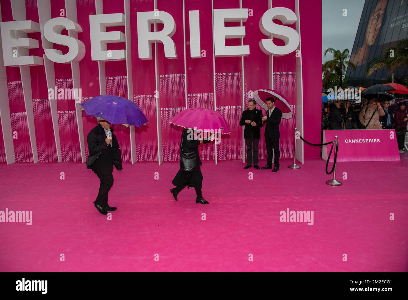 Regenschirm auf dem rosafarbenen Teppich für die Abschlusszeremonie der Cannes Festival-Serie 1. in Cannes. | Parapluie sur le Tapis Rose, pour la cérémonie de clôture du 1er Cannes séries Festival à Cannes. 11/04/2018 Stockfoto