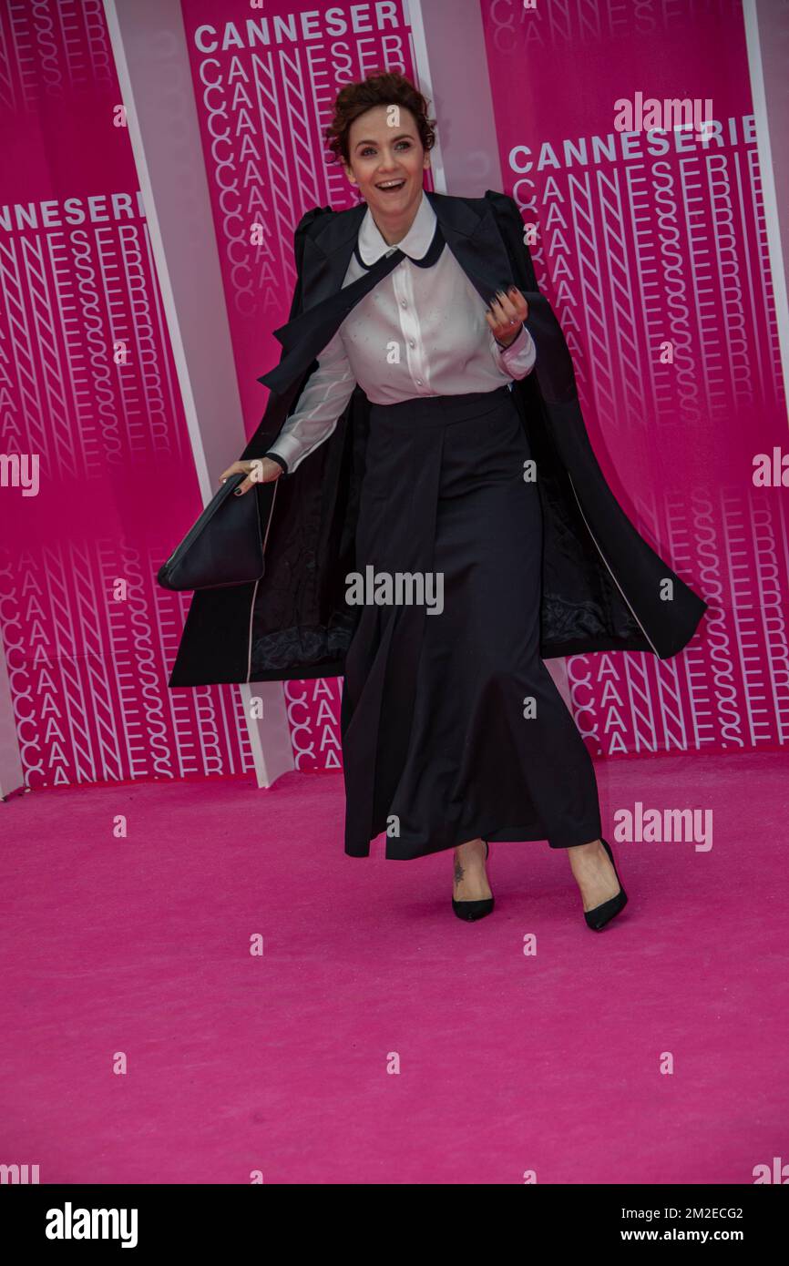 Camilla Filippi auf dem rosafarbenen Teppich zur Abschlusszeremonie der Cannes Festival-Serie 1. in Cannes. | Camilla Filippi sur le Tapis Rose, pour la cérémonie de clôture du 1er Cannes séries Festival à Cannes. 11/04/2018 Stockfoto