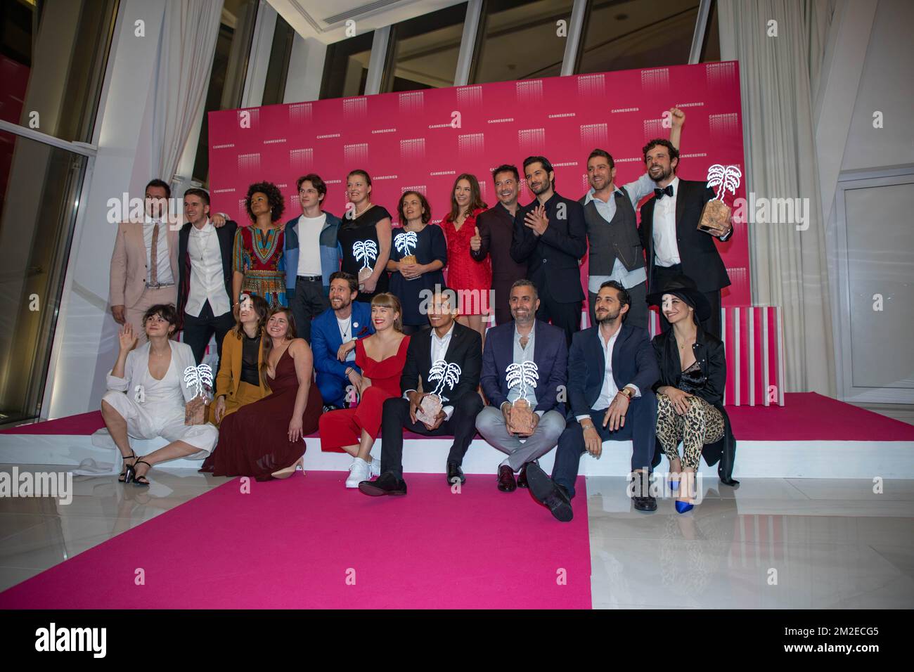 Alle Gewinner der Cannes-Serie posieren beim Fototermin der Gewinner. | Tous les lauréats du Cannes séries posent au photoCall des gagnants. 11/04/2018 Stockfoto