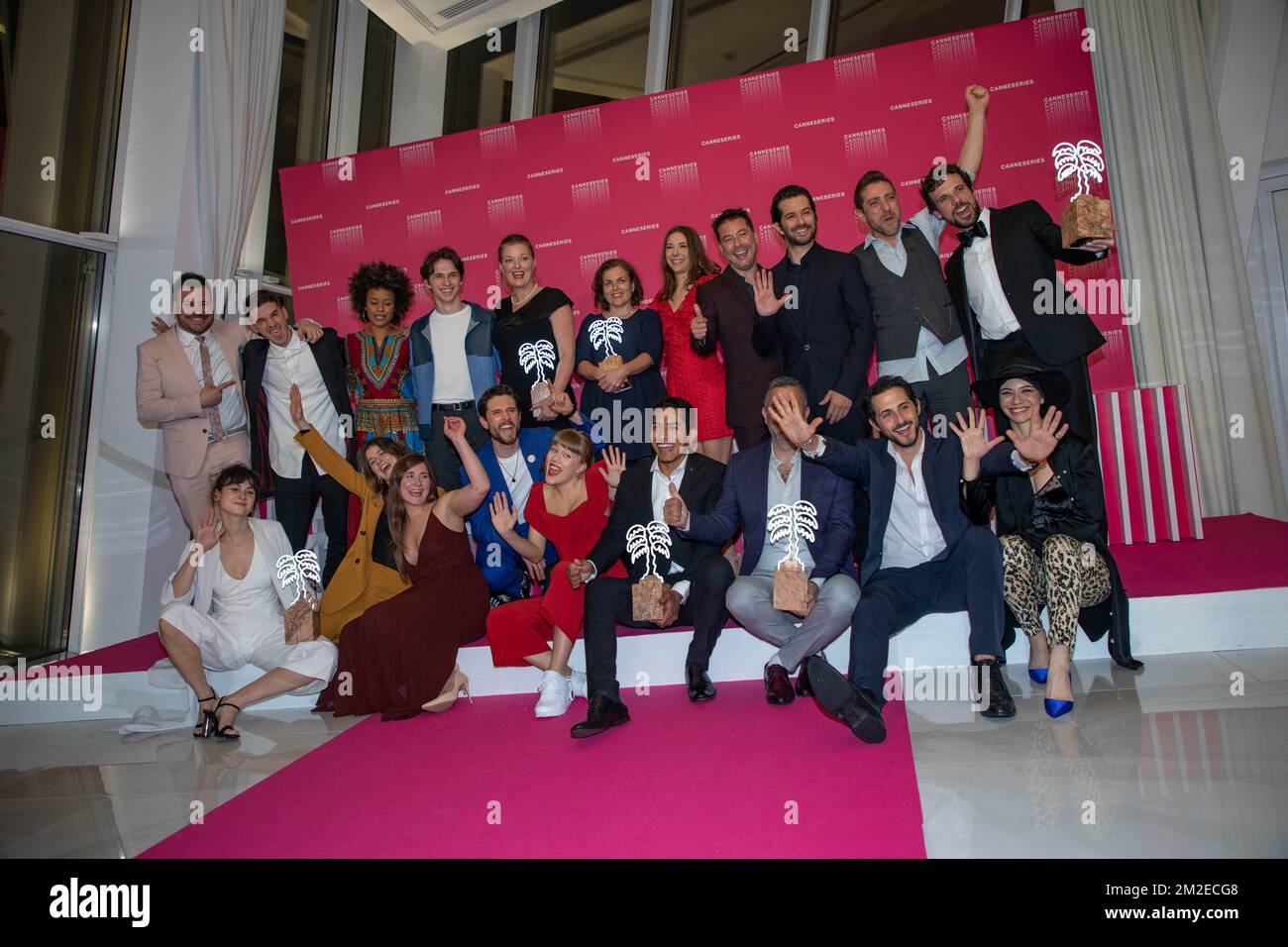 Alle Gewinner der Cannes-Serie posieren beim Fototermin der Gewinner. | Tous les lauréats du Cannes séries posent au photoCall des gagnants. 11/04/2018 Stockfoto