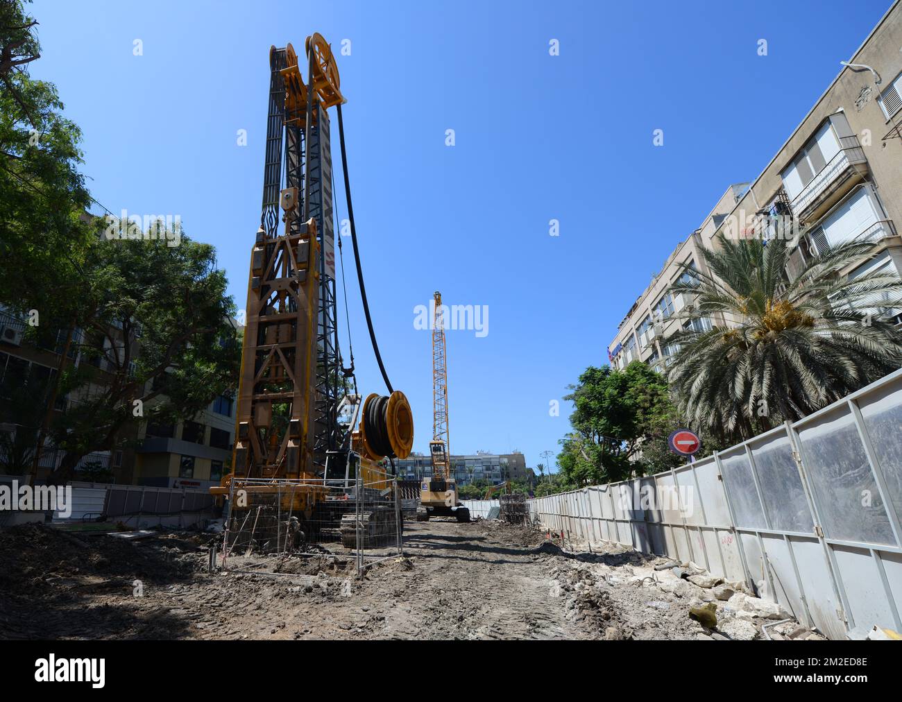 Bau einer Stadtbahn auf der Ibn Gabirol Street in Tel-Aviv, Israel. Stockfoto