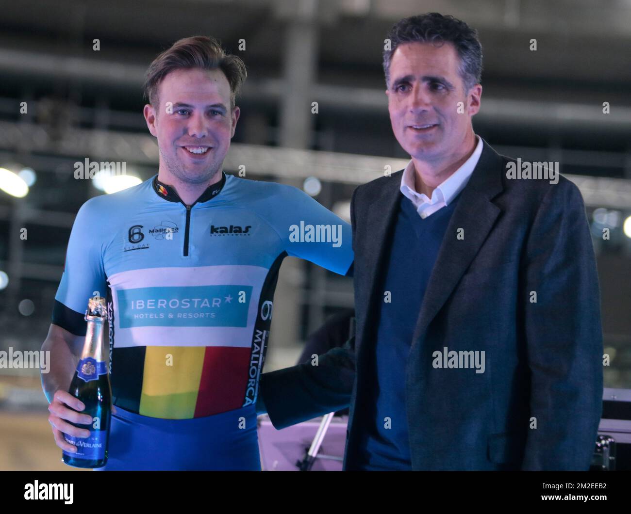 Der belgische Fahrer Moreno de Pauw posiert neben dem spanischen Miguel Indurain nach seinem Madison-Rennen im Finale des Mallorca Six Days Track-Bike-Wettbewerbs am Samstag, den 14. April 2018, in der Palma Arena in Palma, Mallorca. BELGA FOTO ENRIQUE CALVO Stockfoto