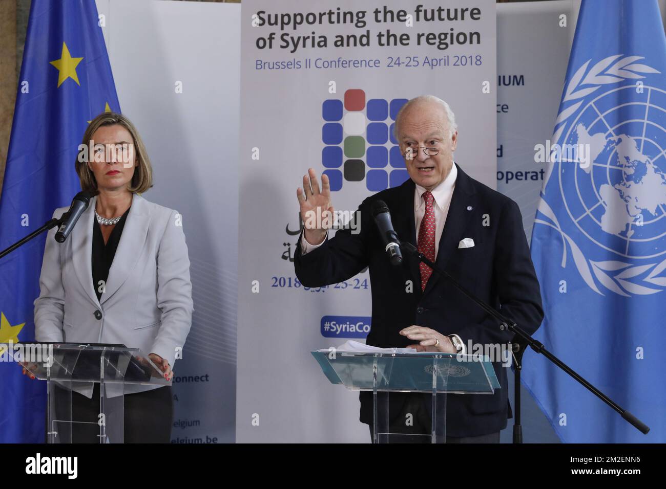 EU-Außenpolitikkommissarin Federica Mogherini und UN-Sondergesandte für Syrien Staffan de Mistura, die auf einer von der Europäischen Union und den Vereinten Nationen veranstalteten Konferenz zum Thema "Unterstützung der Zukunft Syriens und der Region" am Dienstag, den 24. April 2018, am Sitz der EU in Brüssel zu sehen waren. BELGA FOTO THIERRY ROGE Stockfoto