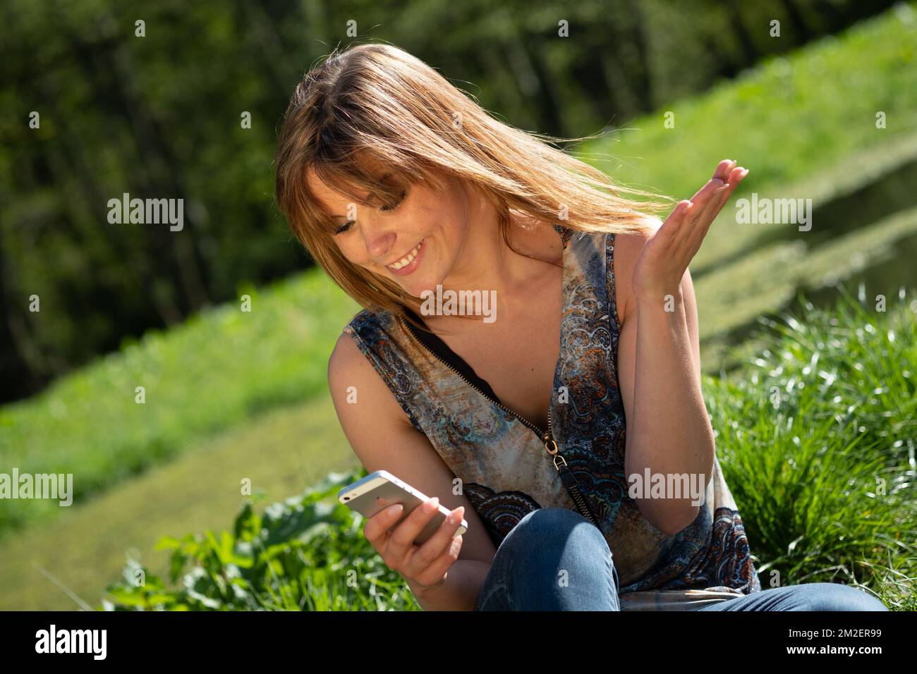 Junge Frau mit einem Handy. | Femme avec un téléphone mobile. 05/05/2016 Stockfoto