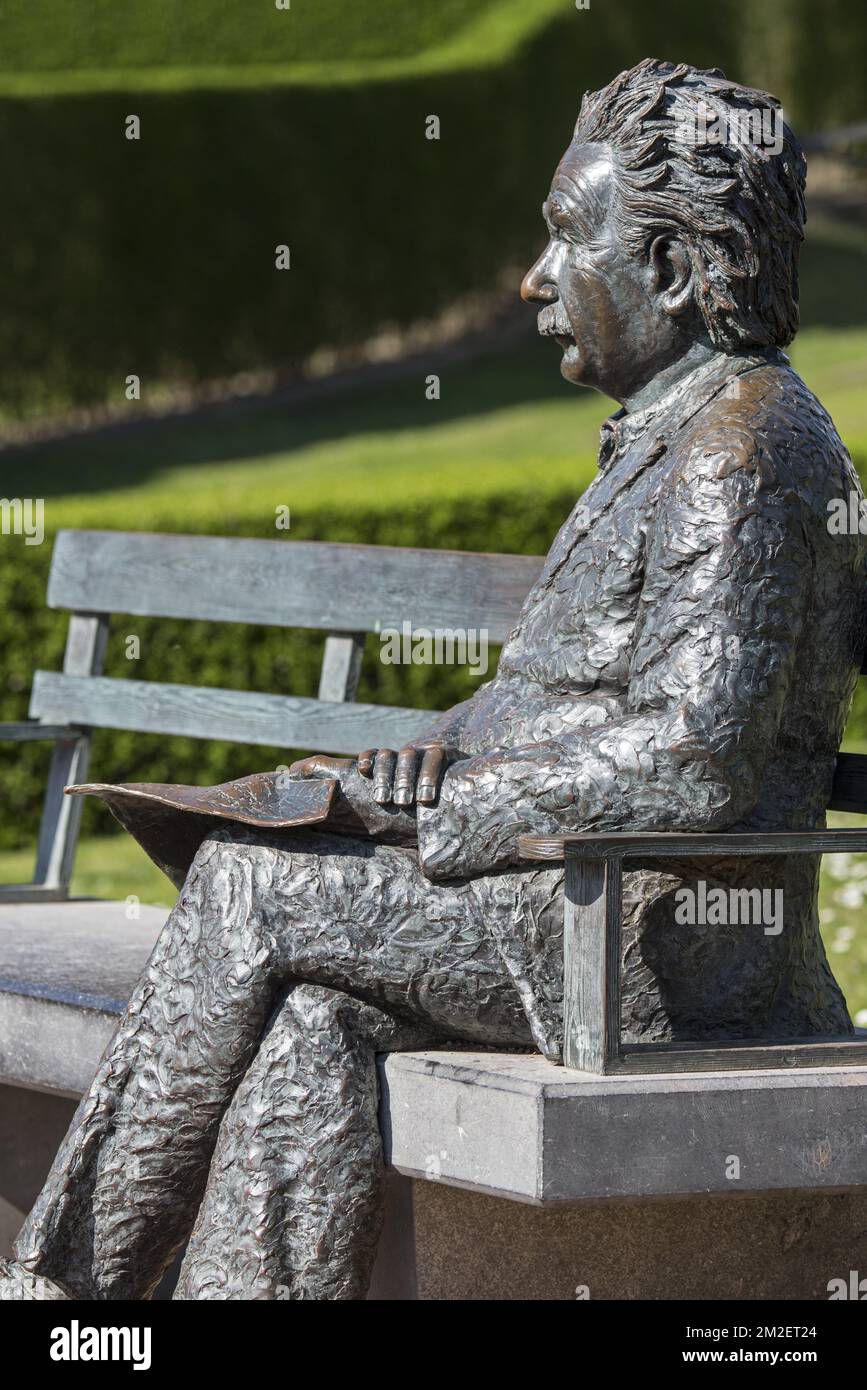 Albert Einstein Statue sitzt auf einer Parkbank im Badeort De Haan / Le Coq, Westflandern, Belgien | Statue d'Albert Einstein au Coq-sur-Mer, Belgique 18/04/2018 Stockfoto