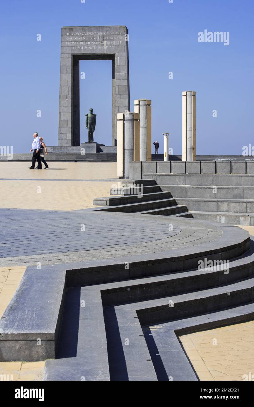 Statue an der Leopold I Esplanade im Badeort De Panne entlang der Nordseeküste, Westflandern, Belgien | Monument dédié au roi Léopold Ier au Station Balnéaire La Panne, Belgique 19/04/2018 Stockfoto