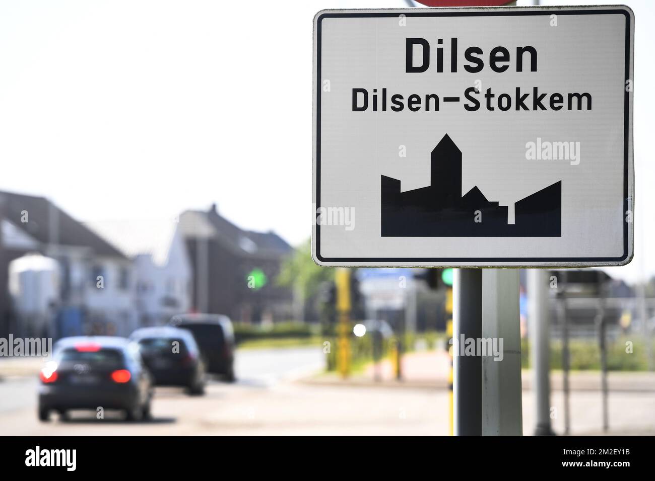 Abbildung zeigt den Namen der Gemeinde Dilsen-Stokkem auf einem Straßenschild, Freitag, 04. Mai 2018. BELGA FOTO YORICK JANSENS Stockfoto