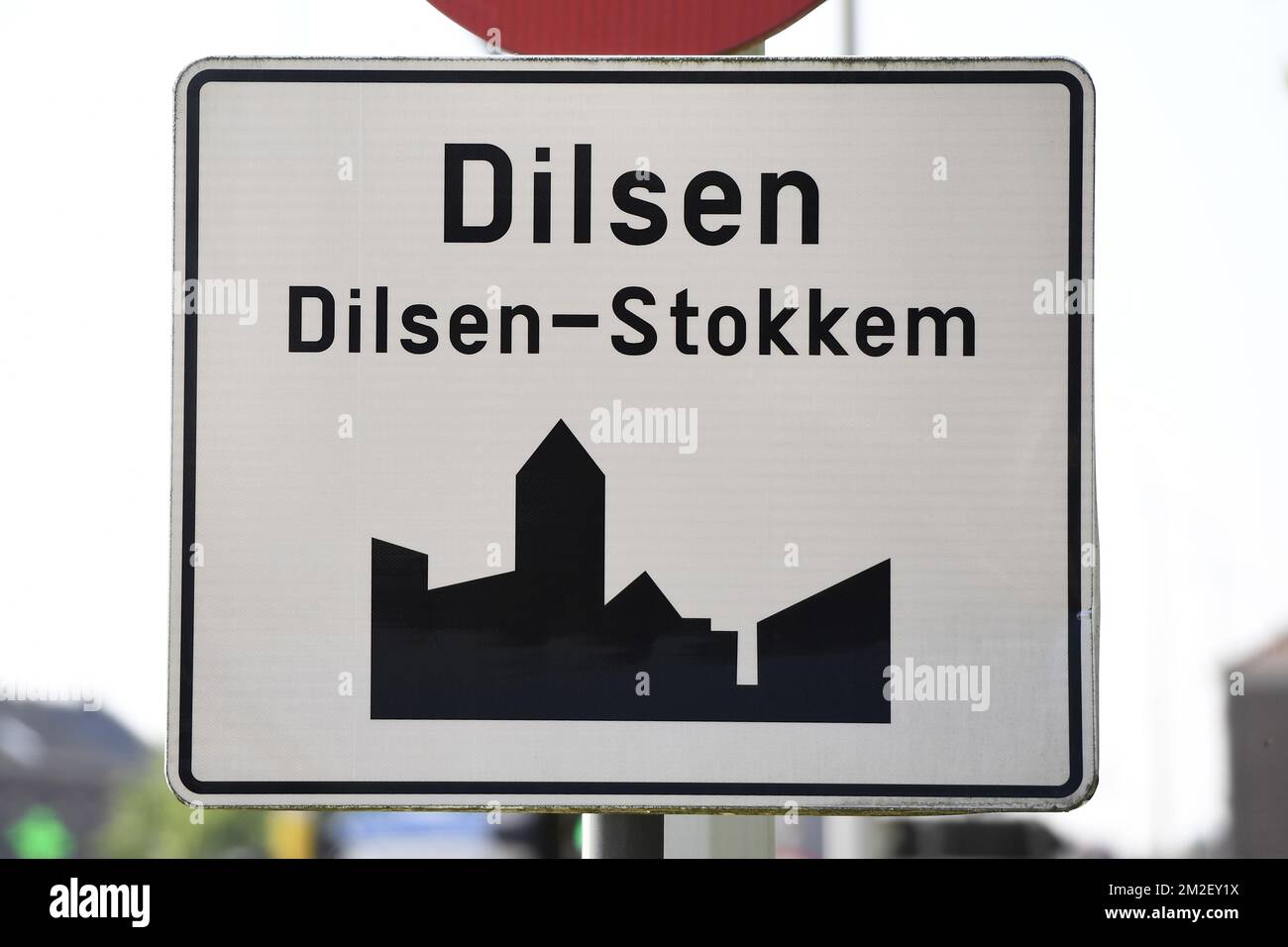 Abbildung zeigt den Namen der Gemeinde Dilsen-Stokkem auf einem Straßenschild, Freitag, 04. Mai 2018. BELGA FOTO YORICK JANSENS Stockfoto