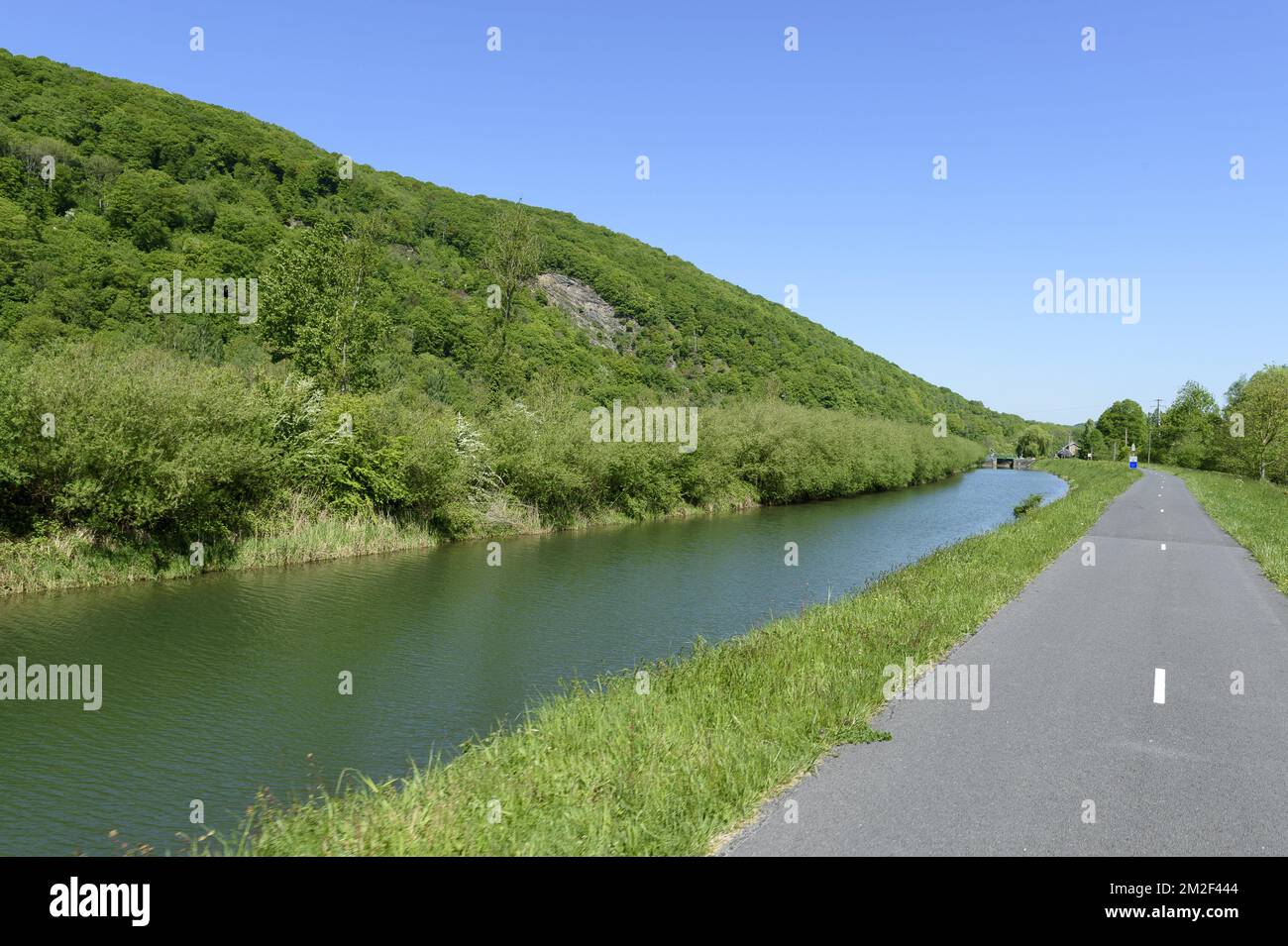 Die Voie Verte entlang der Maas ist eine Fußgängerzone und ein Radweg zwischen Givet und Charleville-Meziere La voie verte trans-ardenne entre Givet et Charleville-Meziere Longe la Meuse. La voie est prevue pour permettre aux cyclistes et aux pietons d'emprunter la voie en toute securite. 05/05/2018 Stockfoto