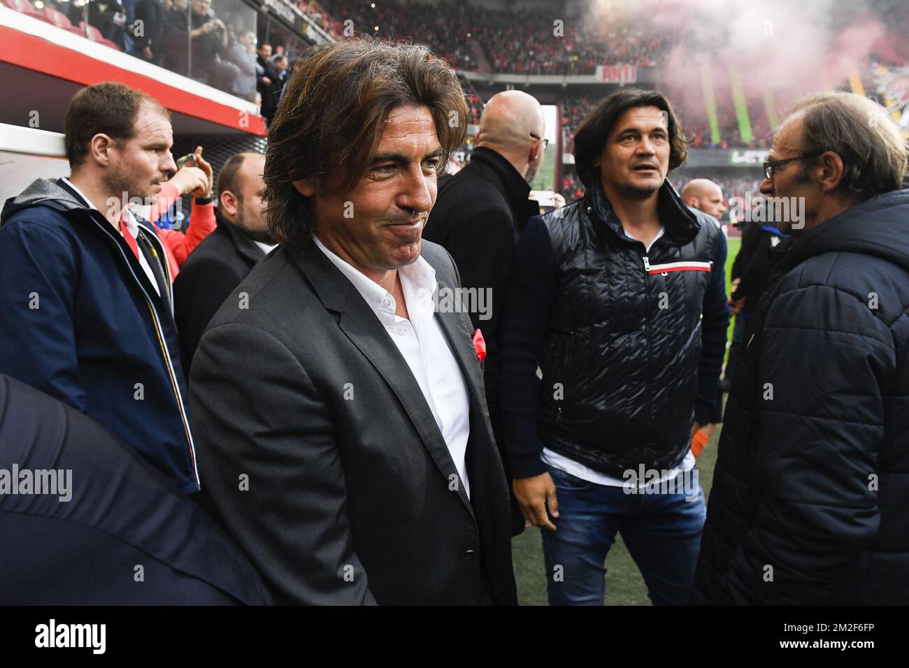 Der Cheftrainer von Standard, Ricardo Sa Pinto, und der ehemalige Spieler von Standard, Vedran Runje, wurden zu Beginn des Jupiler Pro League-Spiels zwischen Standard de Liege und Club Brügge in Lüttich, Sonntag, den 13. Mai 2018, am 9. (Von 10) Tag des Play-Off 1 der belgischen Fußballmeisterschaft, abgebildet. BELGA FOTO LAURIE DIEFFEMBACQ Stockfoto