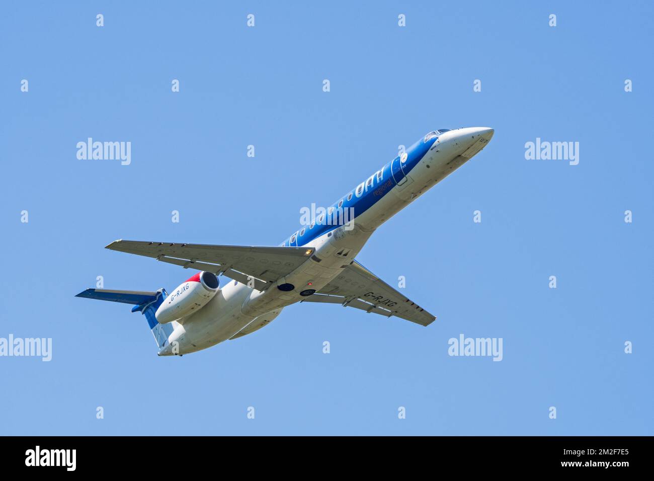 Embraer ERJ-145-EP, zweimotoriger Regionaljet von British Midland Regional Limited / Flybmi, britische Regionalfluggesellschaft auf Flug gegen den blauen Himmel | Embraer ERJ-145-EP, avion biréacteur de Transport régional de Midland Regional Limited / Flybmi, compagnie aérienne Britain en vol 06/05/2018 Stockfoto