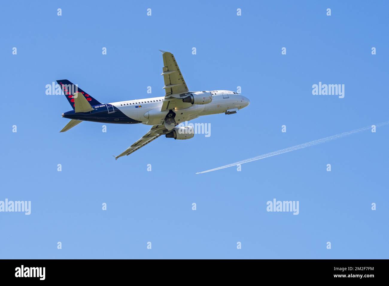 Airbus A319-112, narrow-body, commercial passenger twin-engine jet airliner from Belgian Brussels Airlines in flight against blue sky | Airbus A319-112 | Airbus A319-112, avion de ligne moyen-courrier de Brussels Airlines en vol 06/05/2018 Stockfoto