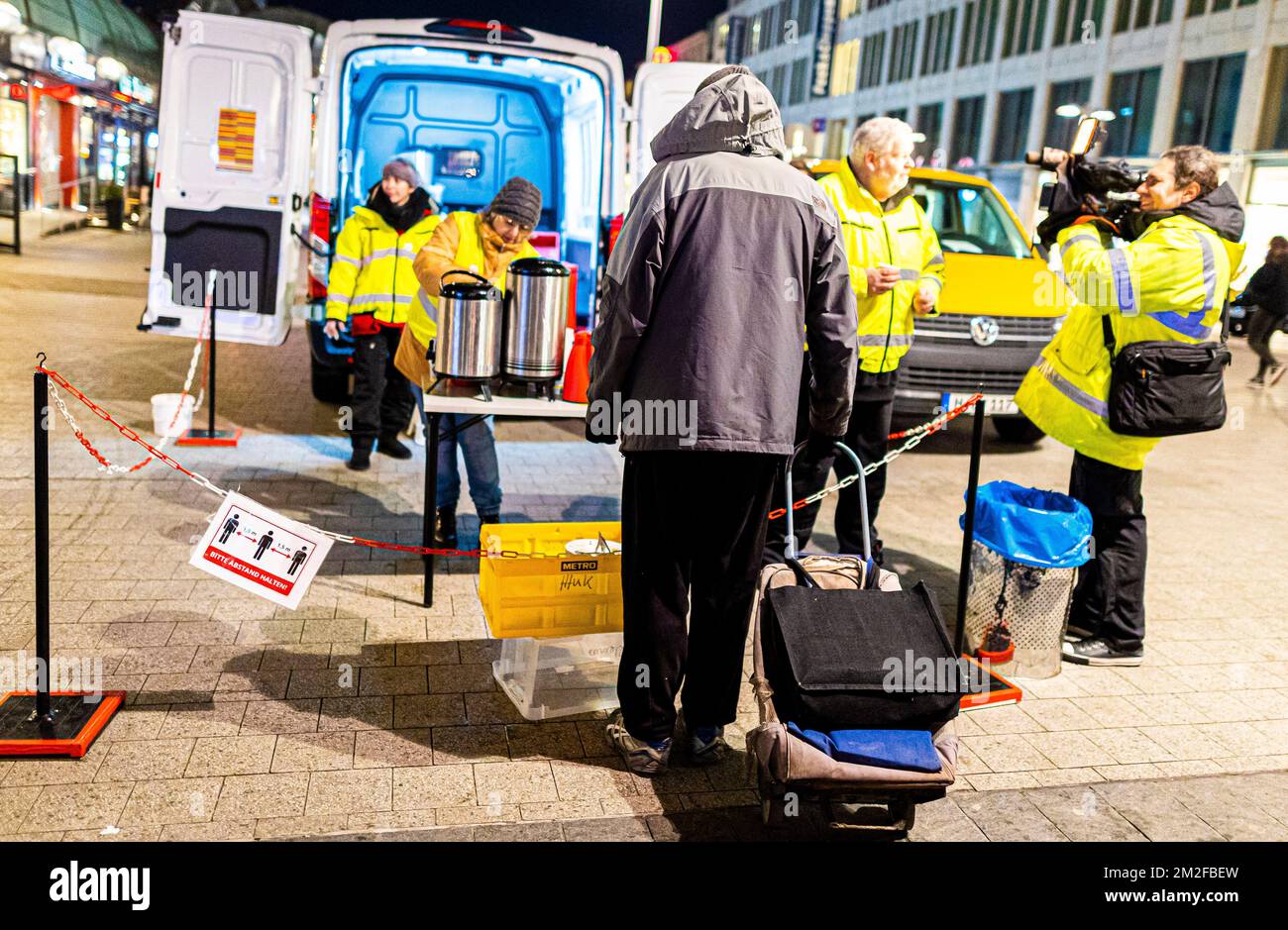 Hanover, Germany. 13th Dec, 2022. A needy man stands at the Caritas cold  weather bus downtown in frigid temperatures. Credit: Moritz  Frankenberg/dpa/Alamy Live News Stockfotografie - Alamy