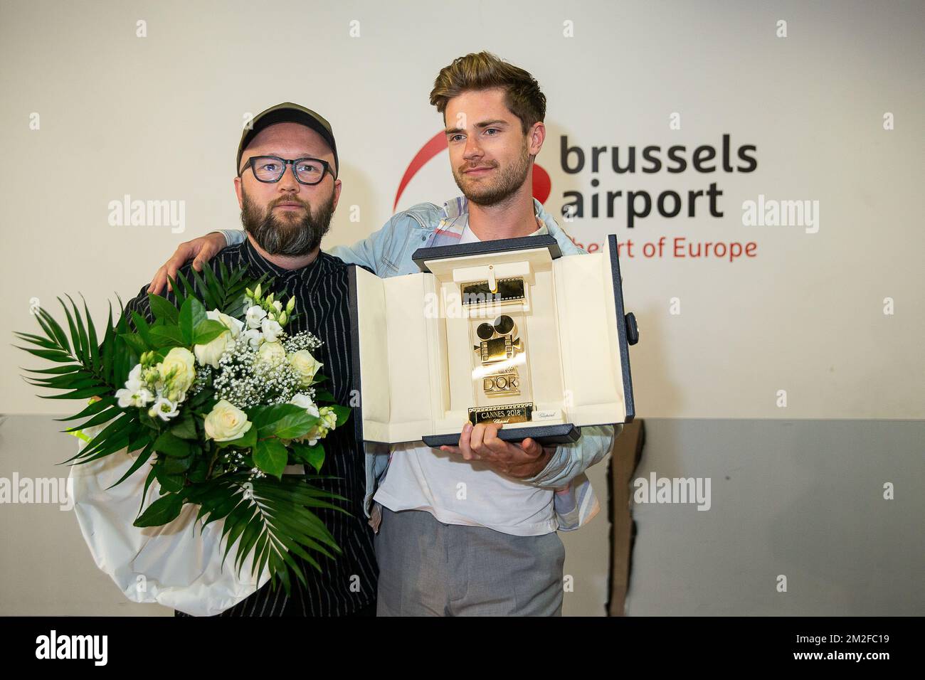 Der Skenarist Angelo Tijssens und Regisseur Lukas Dhont bildeten ihn bei der Rückkehr nach dem Filmfestival 'Festival de Cannes' am Sonntag, den 20. Mai 2018 am Brüsseler Flughafen in Zaventem. Der belgische Regisseur Dhont gewann den Camera d'Or (Goldene Kamera)-Debütspreis für seinen Film „Girl“. BELGA FOTO JAMES ARTHUR GEKIERE Stockfoto