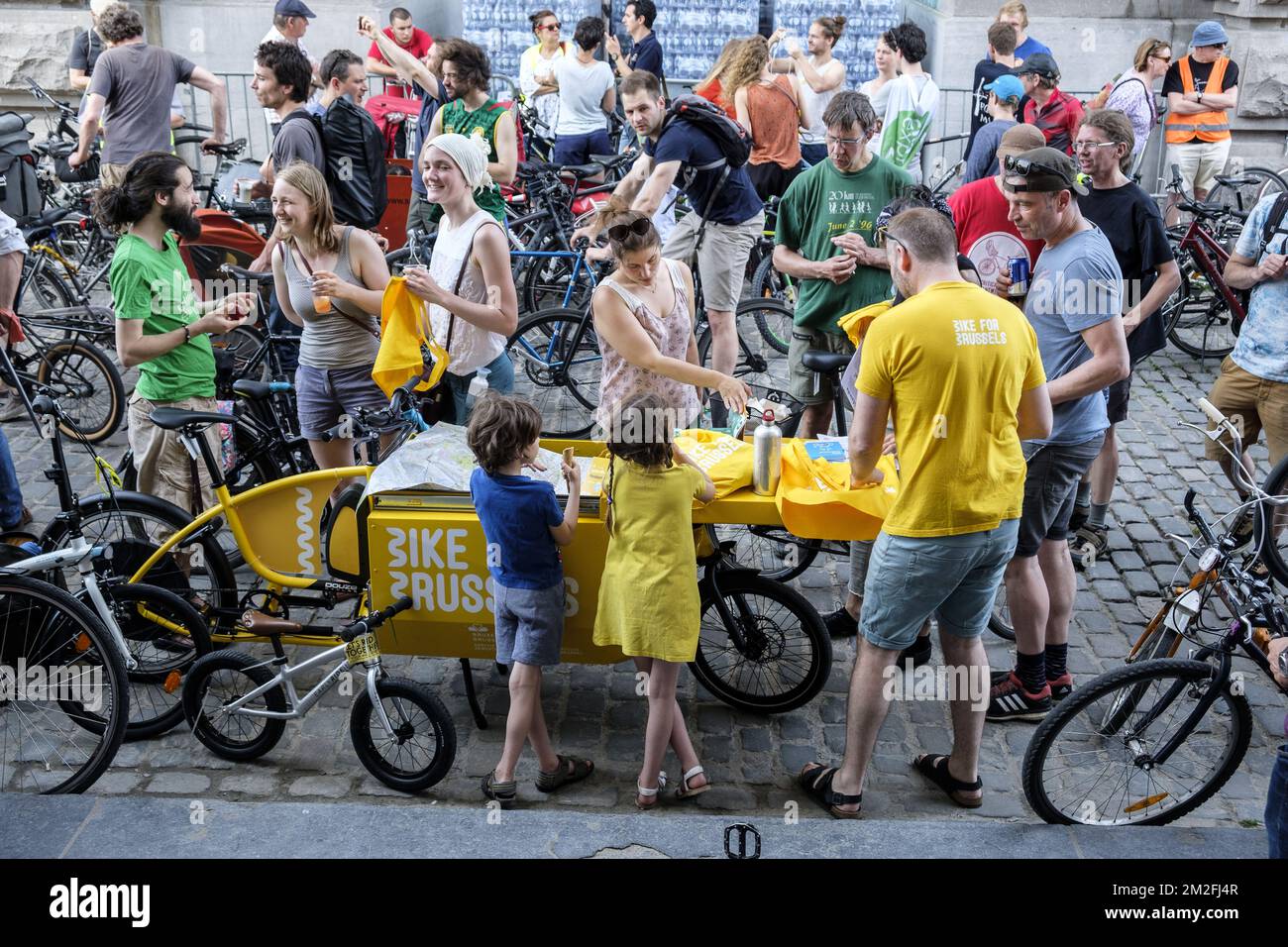 lles Cyclistes venus de toute la Belgique Celebrent les 20 ans de la toute Premiere Masse critique de la capitale. Le peloton se retrouve dans le Parc du Cinquantenaire | im Jubileum Parc versichert der Radfahrer das 20-jährige Gedenken an die kritische Masse. Fahrrad für Brüssel 26/05/2018 Stockfoto