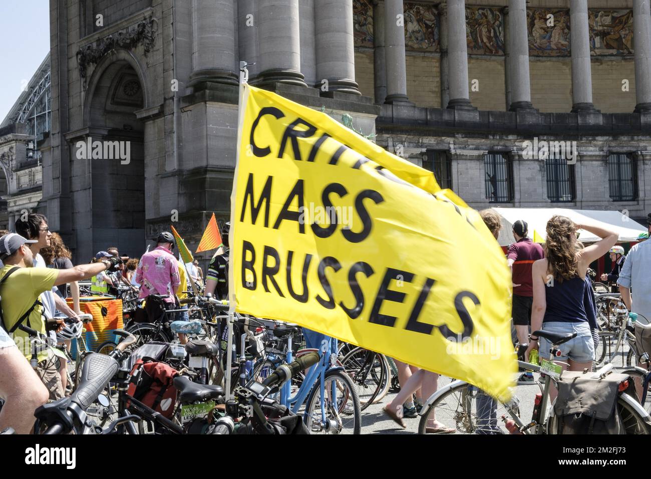 les Cyclistes venus de toute la Belgique Celebrent les 20 ans de la toute Premiere Masse critique de la capitale. Le peloton se retrouve dans le Parc du Cinquantenaire | im Jubileum Parc versichert der Radfahrer das 20-jährige Gedenken an die kritische Masse. 26/05/2018 Stockfoto