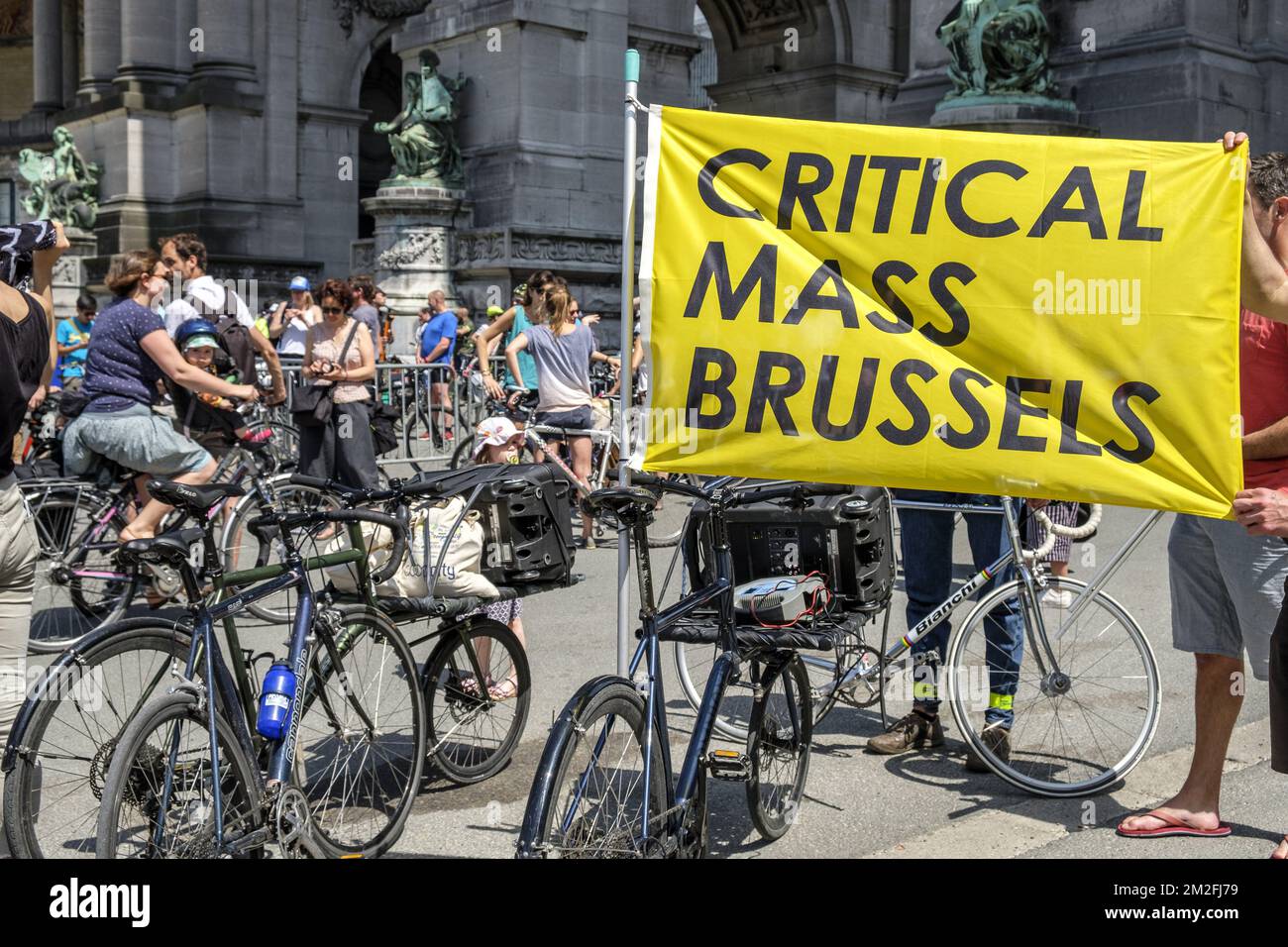 les Cyclistes venus de toute la Belgique Celebrent les 20 ans de la toute Premiere Masse critique de la capitale. Le peloton se retrouve dans le Parc du Cinquantenaire | im Jubileum Parc versichert der Radfahrer das 20-jährige Gedenken an die kritische Masse. 26/05/2018 Stockfoto