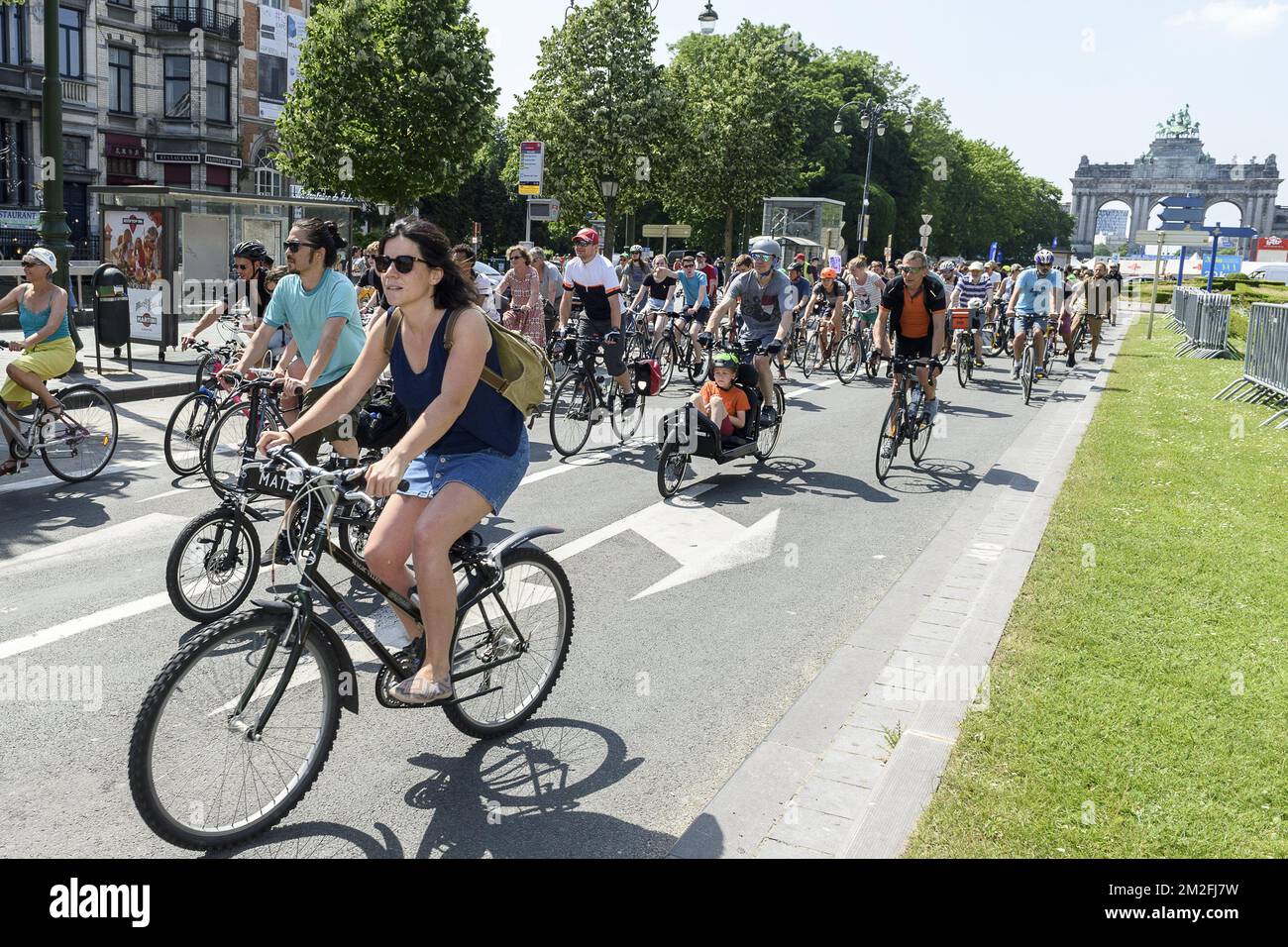 les Cyclistes venus de toute la Belgique Celebrent les 20 ans de la toute Premiere Masse critique de la capitale. Le peloton se retrouve dans le Parc du Cinquantenaire | im Jubileum Parc versichert der Radfahrer das 20-jährige Gedenken an die kritische Masse. 26/05/2018 Stockfoto
