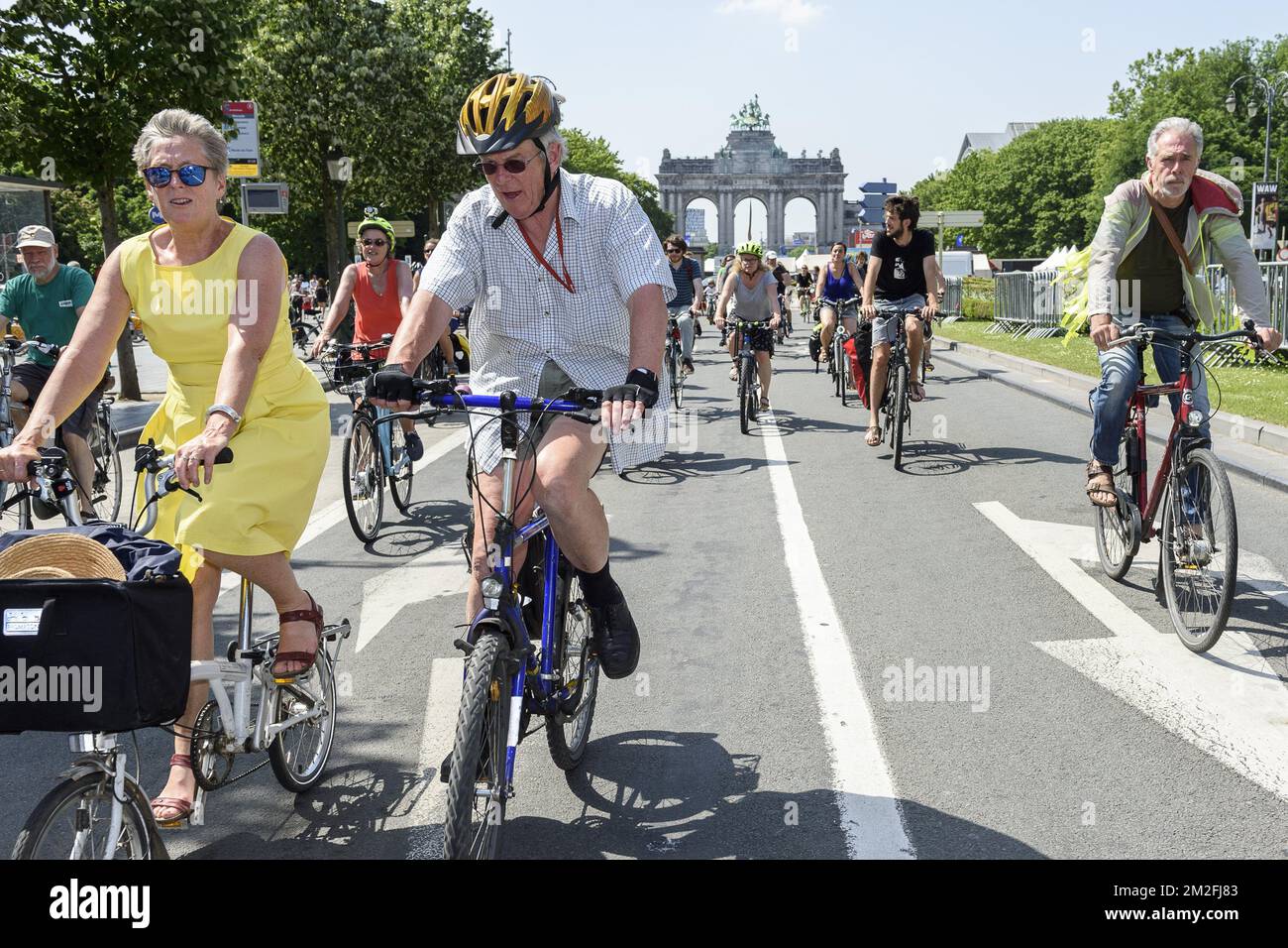 les Cyclistes venus de toute la Belgique Celebrent les 20 ans de la toute Premiere Masse critique de la capitale. Le peloton se retrouve dans le Parc du Cinquantenaire | im Jubileum Parc versichert der Radfahrer das 20-jährige Gedenken an die kritische Masse. 26/05/2018 Stockfoto