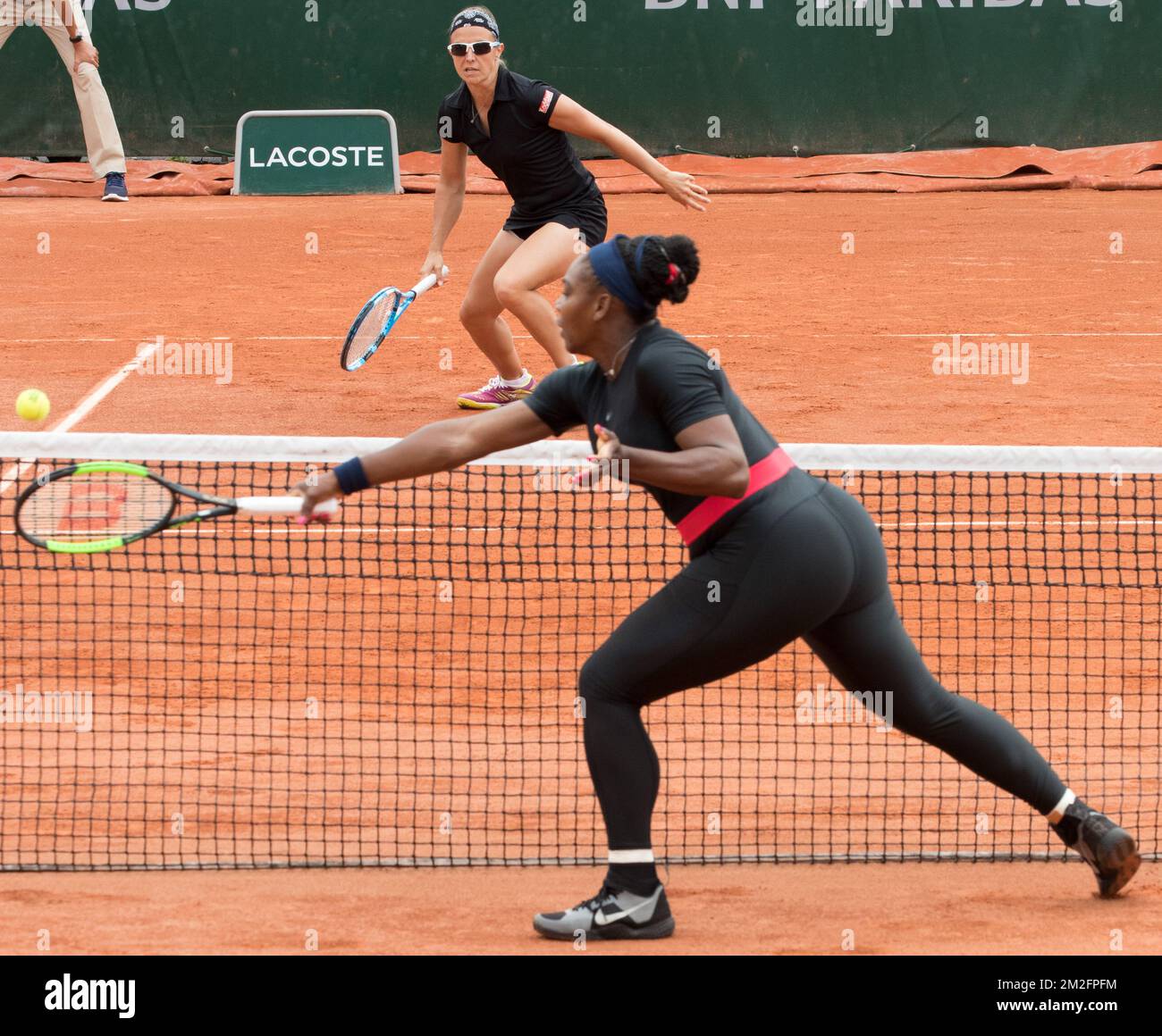 Belgische Kirsten Flipkens (oben) und amerikanische Serena Williams in Aktion während eines Tennisspiels zwischen italienischer Sara Errani und belgischer Kirsten Flipkens gegen US Venus und Serena Williams, in der zweiten Runde der Doppel-Frauen beim Roland Garros French Open-Tennisturnier in Paris, Frankreich, Freitag, 01. Juni 2018. Die Hauptziehung des diesjährigen Roland Garros Grand Slam findet vom 27. Mai bis 10. Juni statt. BELGA FOTO BENOIT DOPPPAGNE Stockfoto