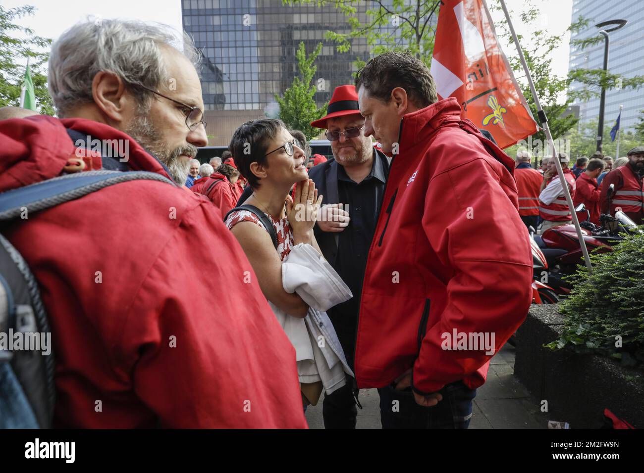 Gewerkschaftsmitglieder nehmen am Mittwoch, den 06. Juni 2018, vor dem WTC-III-Turm in Brüssel an einer Demonstration der Gewerkschaften des öffentlichen Dienstes Teil, um gegen die Reform der Bundesregierung zu protestieren. BELGA FOTO THIERRY ROGE Stockfoto