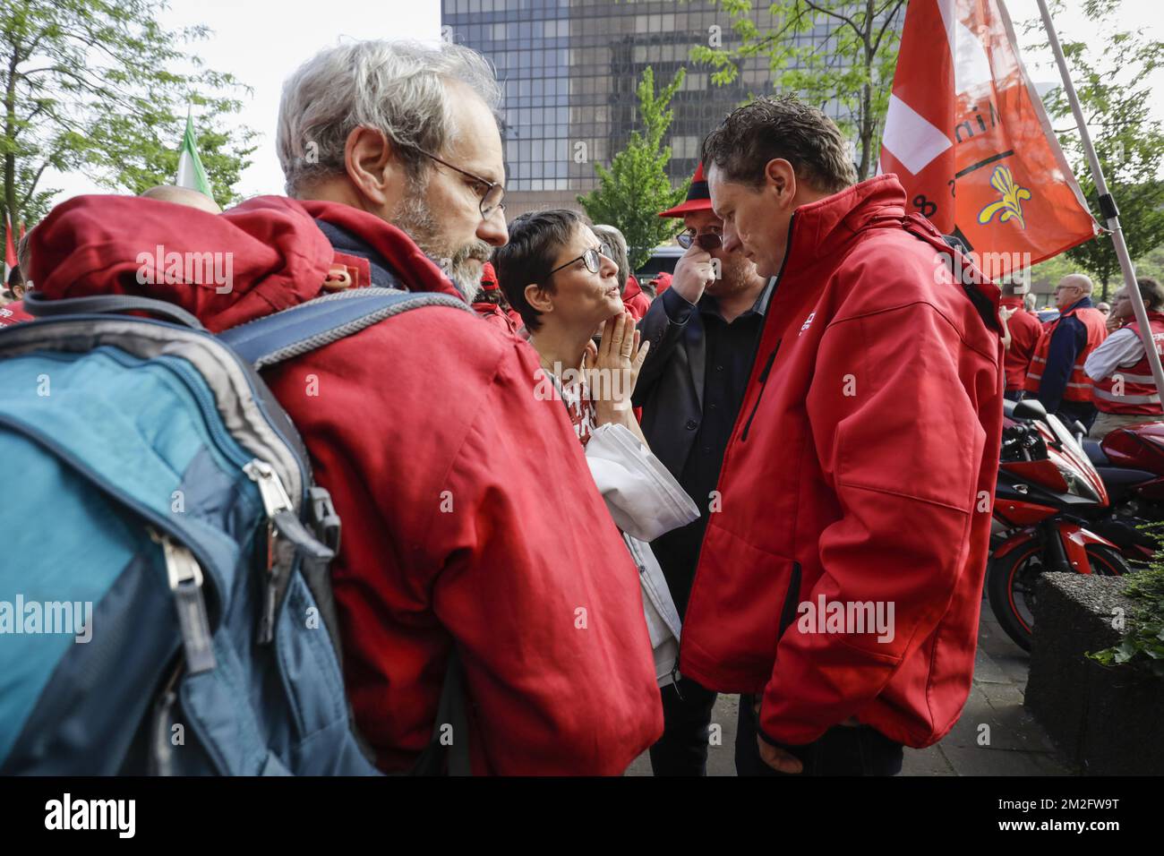 Gewerkschaftsmitglieder nehmen am Mittwoch, den 06. Juni 2018, vor dem WTC-III-Turm in Brüssel an einer Demonstration der Gewerkschaften des öffentlichen Dienstes Teil, um gegen die Reform der Bundesregierung zu protestieren. BELGA FOTO THIERRY ROGE Stockfoto