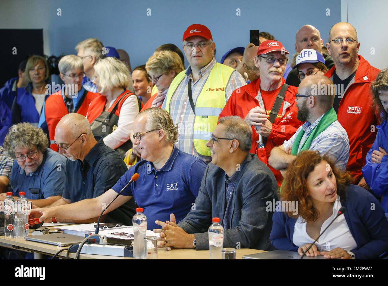 Am Mittwoch, den 06. Juni 2018, vor dem WTC-III-Turm in Brüssel nehmen Mitglieder der UNINS an einem Treffen mit Vertretern des Ministeriums Teil, bei dem die Gewerkschaften des öffentlichen Dienstes demonstrieren, um gegen die Reform der föderalen öffentlichen Verwaltung zu protestieren. BELGA FOTO THIERRY ROGE Stockfoto