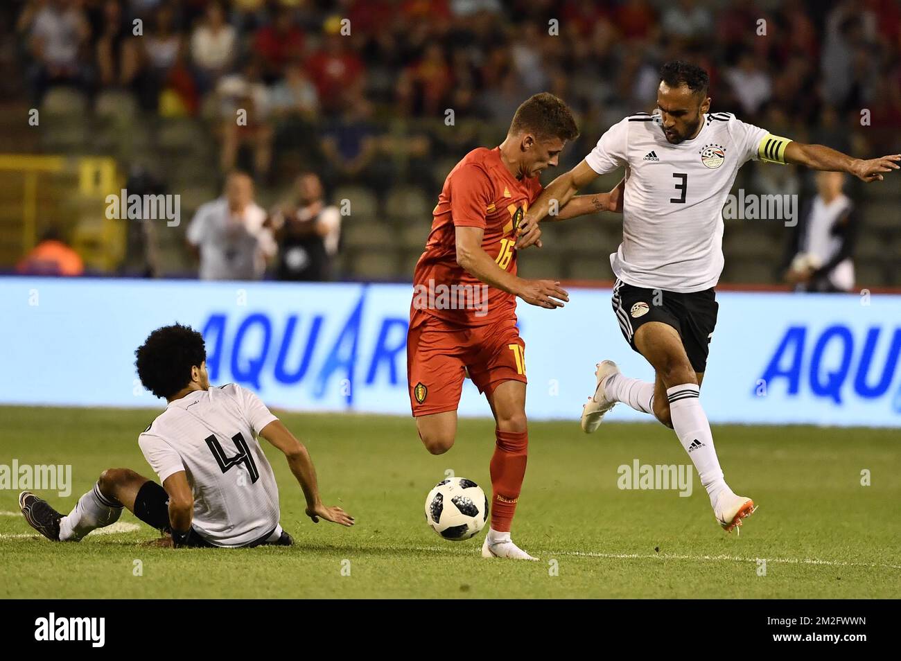 Ägyptens Omar Gaber, Belgiens Thorgan Hazard und Ägyptens Ahmed Elmohamady kämpfen während eines Freundschaftsspiels zwischen der belgischen Nationalmannschaft, den Red Devils und der ägyptischen Nationalmannschaft um den Ball, Mittwoch, den 06. Juni 2018, in Brüssel. Beide Teams bereiten die bevorstehende FIFA-Weltmeisterschaft 2018 in Russland vor. BELGA FOTO DIRK WAEM Stockfoto