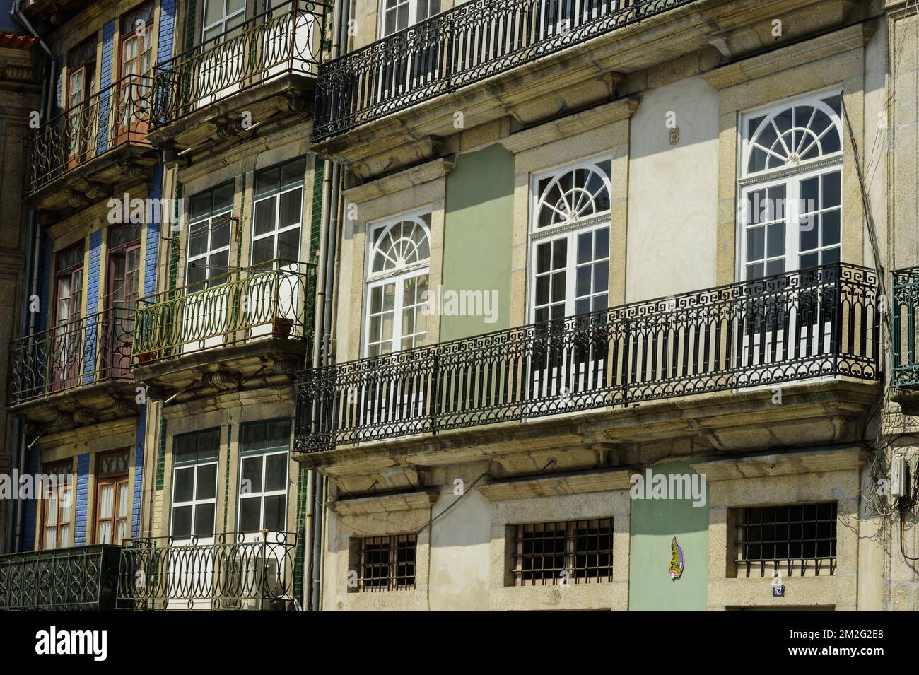 Die schöne Stadt Porto, Fassade und Balkon im historischen Zentrum von Ribeira | La ville de Porto Fassade und Balkons dans le quartier Histororique de Ribeira 12/06/2018 Stockfoto