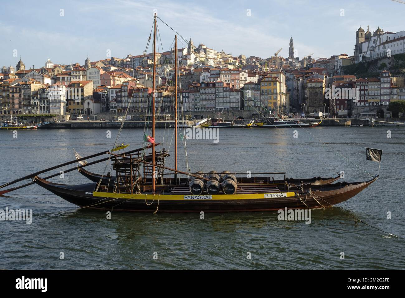Die schöne Stadt Porto und der Douro und das barco rabelo | La ville de Porto et le Douro et les barques typiques barco rabelo. Embarcation a Fond plat et voile carree 12/06/2018 Stockfoto
