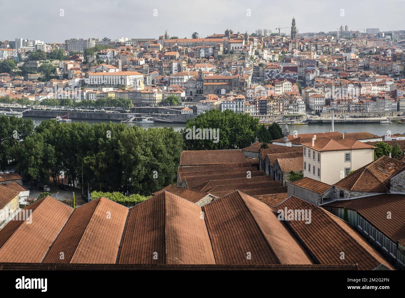 Die schöne Stadt Porto. Spitze für Wein | La ville de Porto sur l'autre Rive du Douro les chais de Porto dans le quartier de Vila Nova de Gaia 12/06/2018 Stockfoto