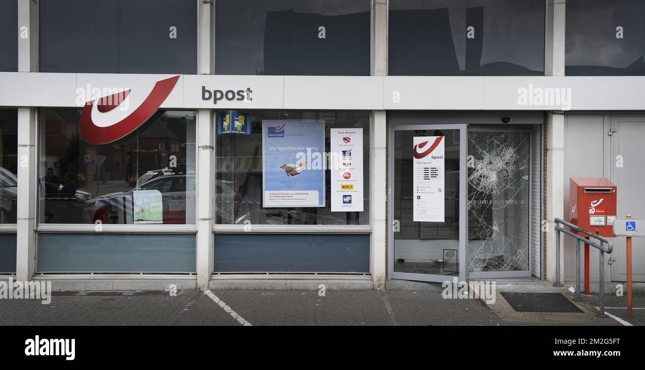 Abbildung zeigt den Ort eines versuchten Raubüberfalls auf den Geldautomaten mit Sprengstoff im Postamt von Lommel, Donnerstag, den 21. Juni 2018. Letzte Nacht gab es zwei versuchte Raubüberfälle mit Explosion in Postämtern in der Provinz Limburg, in den letzten Wochen gab es mehrere. BELGA FOTO YORICK JANSENS Stockfoto