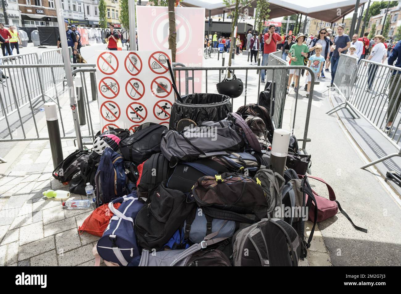 Riesige Leinwand für Fußballfans und Familien des mondial auf dem Place Dumont. | Ecran geant a la Place Dumont pour le mondial de Football - Rassembment populaire des Supports des diables rouges. Pix: SAC A dos interdits - nicht erlaubte Taschen am Haupteingang 23/06/2018 Stockfoto
